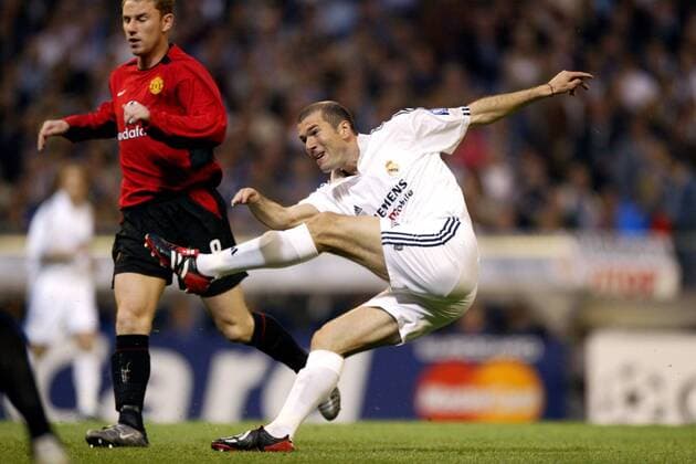 Zinedine Zidane (Real, re.) zieht ab, daneben Nicky Butt (ManU) Fußball EC 1 Herren Champions League 2002 2003, Viertelfinale, Real Madrid - Manchester United 3:1, Vdig Gruppe Madrid Dynamik,  