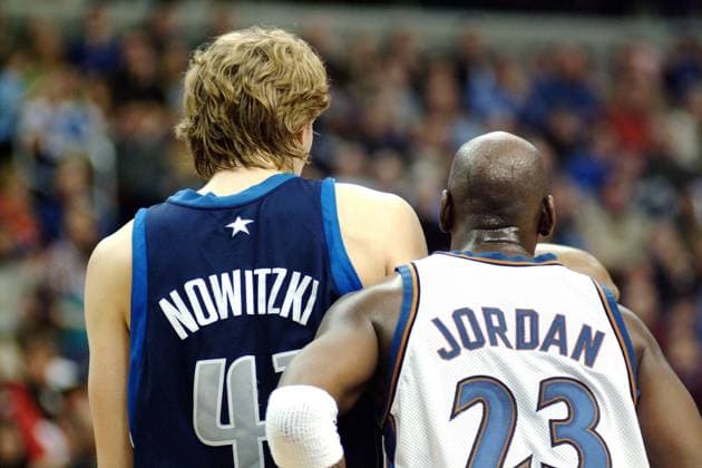 Michael Jordan (re., Washington Wizards) und Dirk Nowitzki (Dallas Mavericks) Basketball Herren NBA 2002 2003, Washington Wizards - Dallas Mavericks 101:106, Vdig Gruppe Washington