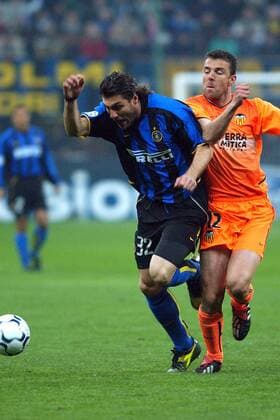 Carlos Marchena (re., Valencia) gegen Christian Vieri (Inter) Fußball EC 1 Herren Champions League 2002 2003, Internazionale Mailand - Valencia CF 1:0, Vdig Gruppe Mailand Dynamik,