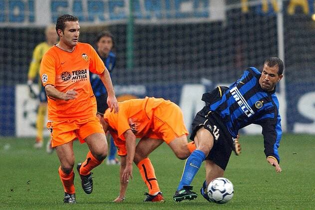 Luigi di Biagio (re., Inter) am Ball, li.: Ruben Baraja (Valencia) Fußball EC 1 Herren Champions League 2002 2003, Internazionale Mailand - Valencia CF 1:0, Vdig Gruppe Mailand Dynamik,