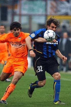 Roberto Ayala (li., Valencia) gegen Christian Vieri (Italien) Fußball EC 1 Herren Champions League 2002 2003, Internazionale Mailand - Valencia CF 1:0, Vdig Gruppe Mailand Dynamik,