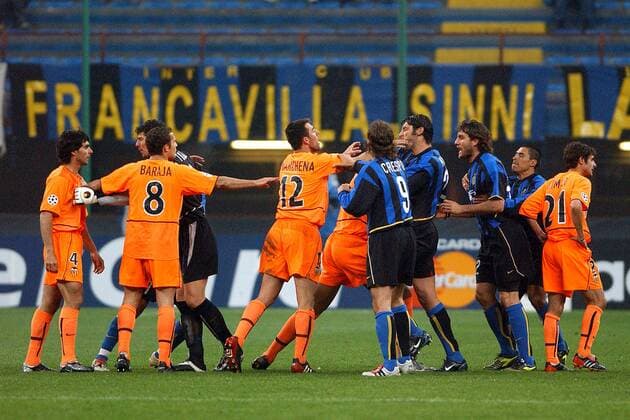 Auseinandersetzung zwischen den Spielern von Inter und Valencia Fußball EC 1 Herren Champions League 2002 2003, Internazionale Mailand - Valencia CF 1:0, Vdig Gruppe Mailand Kampf, Spannung, Ungeduld