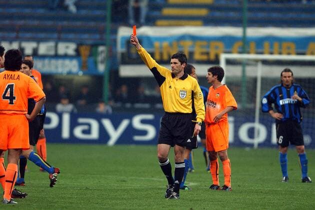 FIFA-Schiedsrichter Markus Merk (Deutschland) zeigt die rote Karte Fußball EC 1 Herren Champions League 2002 2003, Internazionale Mailand - Valencia CF 1:0, Vdig Gruppe Mailand