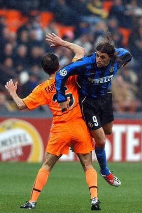 Hernan Crespo (re., Inter) gegen Amedeo Carboni (Valencia) Fußball EC 1 Herren Champions League 2002 2003, Internazionale Mailand - Valencia CF 1:0, Vdig Gruppe Amadeo, Mailand