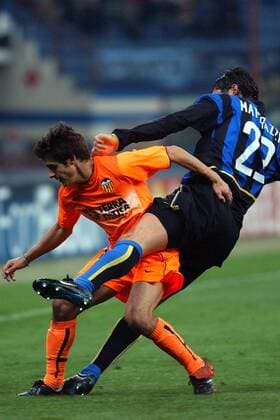 Pablo Aimar (li., Valencia) gegen Marco Materazzi (Inter) Fußball EC 1 Herren Champions League 2002 2003, Internazionale Mailand - Valencia CF 1:0, Vdig Gruppe Mailand Kampf,