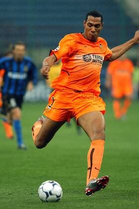 John Carew (Valencia) zieht ab Fußball EC 1 Herren Champions League 2002 2003, Internazionale Mailand - Valencia CF 1:0, Vdig Einzelbild Mailand Dynamik,