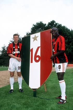 Die Sturmpartner Oliver Bierhoff (li.) und George Weah (beide Milan) trugen mit ihren Treffern maßgeblich zum 16. Scudetto der Rossoneri bei Fußball Herren Serie A 1998 1999, 1. Italienische Liga, AC Mailand, Shooting, Fotoshooting, Fototermin, Vdia Gruppe Mailand