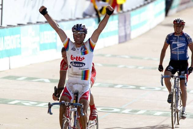 Zieleinfahrt: Sieger Peter van Petegem (vorn, Belgien Lotto - Domo) vor Pieri (Italien Saeco) im Ziel; re.: Viatcheslav Ekimov (Rußland US Postal - Berry Floor) Radsport Herren 101. Paris - Roubaix 2003, Straßenradsport, Straße, Rad, Vdig Gruppe Dreck, dreckig, verdreckt, Schmutz, Zielgerade Paris - Roubaix, weiß, weißes Trikot Begeisterung, Freude,