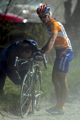 Jan Boven (Niederlande Rabobank) - Reifenpanne Radsport Herren 101. Paris - Roubaix 2003, Straßenradsport, Straße, Rad, Vdig Gruppe Paris - Roubaix