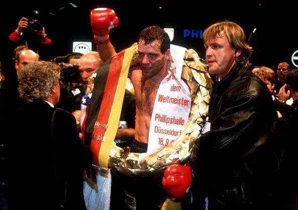 Henry Maske (Deutschland) - Siegesjubel, re. Bodyguard Peter Althof Boxen WM Herren IBF-Weltmeisterschaft 1993, Boxsport, Profiboxen, Boxprofi, Boxprofis, Profi, Profis, Vneg Gruppe Düsseldorf Begeisterung, Freude,