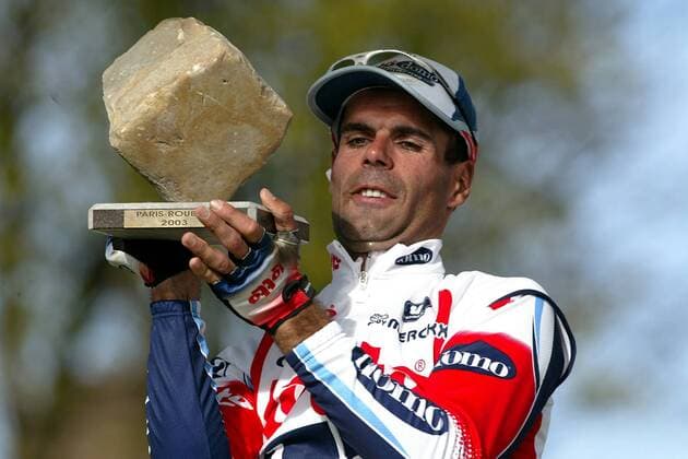 Sieger Peter van Petegem (Belgien Lotto - Domo) präsentiert stolz den Pokal Radsport Herren 101. Paris - Roubaix 2003, Straßenradsport, Straße, Rad, Vdig Einzelbild Paris - Roubaix Freude,