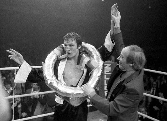 Eckhard Dagge (BR Deutschland) wird zum Sieger erklärt Boxen WM Herren WBC-Weltmeisterschaft 1977, Boxsport, Profiboxen, Boxprofi, Boxprofis, Profi, Profis, Vneg Gruppe Berlin Freude,