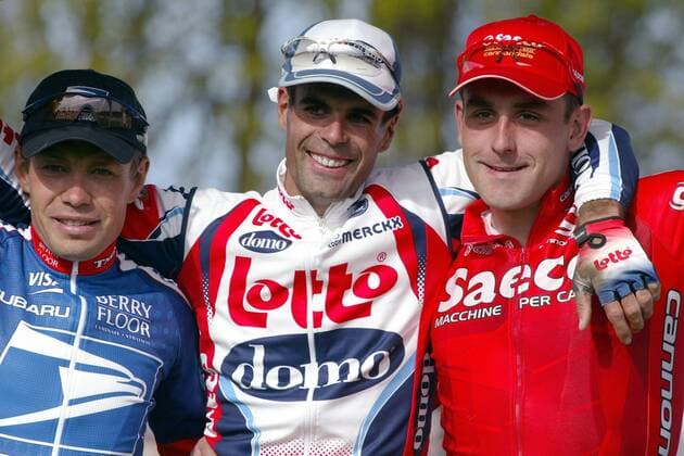 Siegerehrung, v.rei.: Dario Pieri (Italien Saeco), Sieger Peter van Petegem (Belgien Lotto - Domo), und Dritter Viatcheslav Ekimov (Rußland US Postal Service) Radsport Herren 101. Paris - Roubaix 2003, Straßenradsport, Straße, Rad, Vdig Gruppe Umarmung, umarmen Paris - Roubaix Freude,