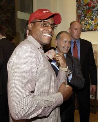 Carl Lewis (USA) bei der Eröffnung der Swatch Kaleidoscope-Ausstellung Leichtathletik 1. BL Herren SwatchKaleidoscope 2003, Vdig Gruppe München