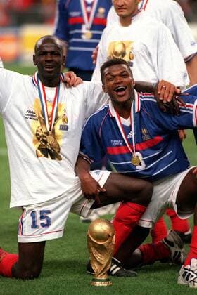Lilian Thuram (li.) und Marcel Desailly (beide Frankreich) feiern mit dem Weltmeisterschaftspokal Fußball WM Herren Weltmeisterschaft 1998, Länderspiel, Finale, Endspiel, Nationalmannschaft, Nationalteam Gruppe Paris St. Denis, Pokal Freude,