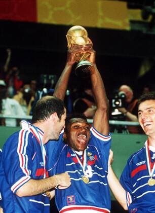 Marcel Desailly (Mitte) stemmt überglücklich den Weltmeisterschaftspokal in die Höhe, Zidane (li.) und Blanc (alle Frankreich) feiern mit ihm Fußball WM Herren Weltmeisterschaft 1998, Länderspiel, Finale, Endspiel, Nationalmannschaft, Nationalteam Gruppe Paris St. Denis, Pokal Glück, Freude, Begeisterung,