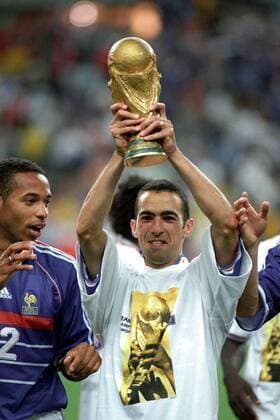 Youri Djorkaeff (re.) hebt stolz den Weltmeisterschaftspokal, Thierry Henry (beide Frankreich) würde auch gern einmal Fußball WM Herren Weltmeisterschaft 1998, Länderspiel, Finale, Endspiel, Nationalmannschaft, Nationalteam Gruppe Paris St. Denis, Pokal Freude,
