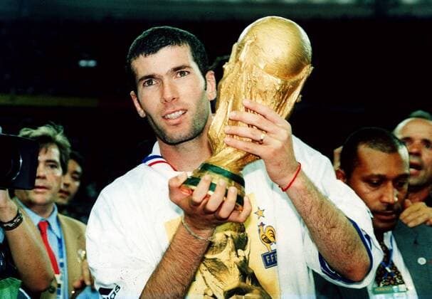 Zinedine Zidane (Frankreich) mit dem Weltmeisterschaftspokal Fußball WM Herren Weltmeisterschaft 1998, Länderspiel, Finale, Endspiel, Nationalmannschaft, Nationalteam Einzelbild Paris St. Denis, Pokal Freude,
