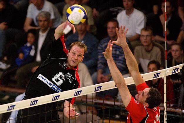 Vincent Lange (li., SCC Berlin) mit einem Schmetterschlag Volleyball 1. BL Herren Saison 2002 2003, Finale, Play Off, Play Offs, Playoff, Playoffs Einzelbild Berlin, Endspiel Dynamik,