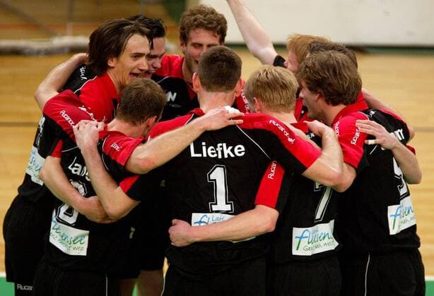 Siegesjubel des SCC Berlin Volleyball 1. BL Herren Saison 2002 2003, Finale, Play Off, Play Offs, Playoff, Playoffs Gruppe Berlin, Endspiel Harmonie Freude, Begeisterung