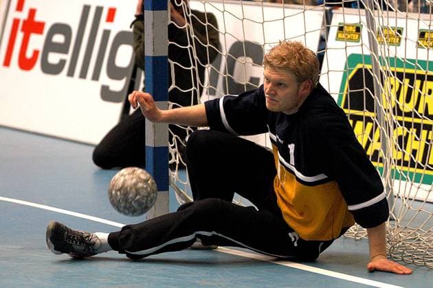 Torwart Johannes Bitter (Wilhelmshaven) am Boden Handball 1. BL Herren Saison 2002 2003, Lemgo - Wilhelmshavener HV 29:26 Einzelbild Lemgo
