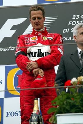 Michael Schumacher (Deutschland Ferrari) während der Siegerehrung in Imola in Gedanken bei seiner am Renntag verstorbenen Mutter Motorsport Grand Prix Herren Großer Preis von San Marino 2003, Formel 1 Weltmeisterschaft, F1, F, GP, WM, Vdig Einzelbild Imola Nachdenklichkeit,
