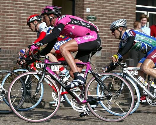 Mario Aerts (Belgien Telekom, vorn) und Roger Hammond (Großbritannien Palmans-Collstrop, re.) Radsport Herren Amstel Gold Race 2003, Straßenradsport Gruppe Niederlande