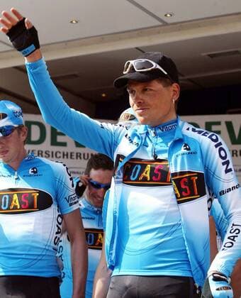 Jan Ullrich (Deutschland Coast) grüßt bei der Fahrervorstellung seine Anhänger Radsport Herren 88. Rund um Köln 2003, Straßenradsport, Rad, Straße, Vdig Einzelbild Köln