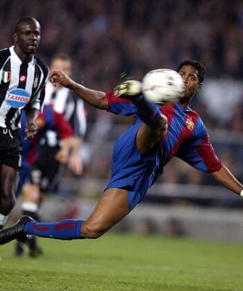 Patrick Kluivert (re., Barca) mit einem sehenswerten Seitfallzieher, Thuram (Juve) hat das Nachsehen Fußball EC 1 Herren Champions League 2002 2003, Viertelfinale, FC Barcelona - Juventus Turin 1:2 n.V., Vdig Gruppe Barcelona Dynamik,  