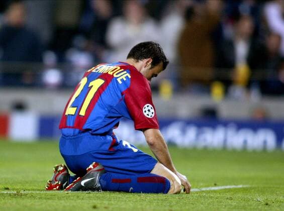 Luis Enrique (Barca) enttäuscht am Boden Fußball EC 1 Herren Champions League 2002 2003, Viertelfinale, FC Barcelona, Vdig Einzelbild Barcelona Enttäuschung,  