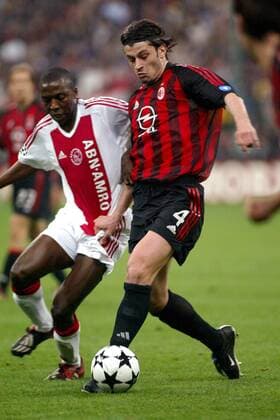 Kakha Kaladze (re., Milan) gegen Hatem Trabelsi (Ajax) Fußball EC 1 Herren Champions League 2002 2003, AC Mailand - Ajax Amsterdam 3:2, Viertelfinale, Gruppe Mailand Dynamik,