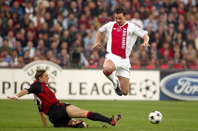 Zlatan Ibrahimovic (re., Ajax) überspringt die Grätsche von Massimo Ambrosini (Milan) Fußball EC 1 Herren Champions League 2002 2003, AC Mailand - Ajax Amsterdam 3:2, Viertelfinale, Gruppe Mailand Dynamik, Höhe,