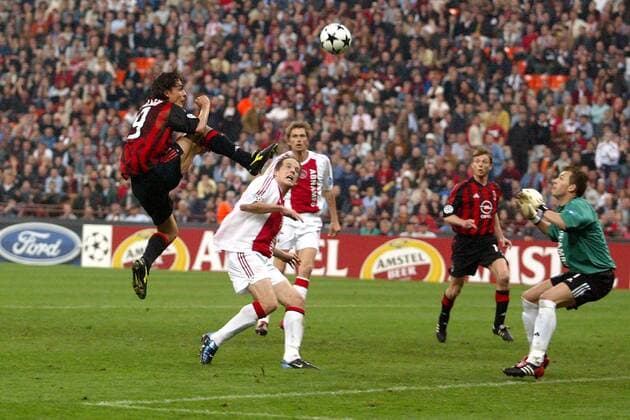 Filippo Inzaghi (li., Milan) überwindet per Kopfball Torwart Bogdan Lobont (re., Ajax) und erzielt den Treffer zum 1:0 Fußball EC 1 Herren Champions League 2002 2003, AC Mailand - Ajax Amsterdam 3:2, Viertelfinale, Gruppe Mailand Dynamik, Höhe,