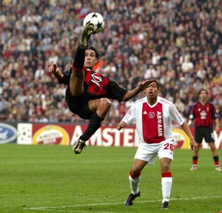 Alessandro Nesta (li., Milan) versucht einen Fallrückzieher, de Jong (Ajax, #26) sieht staunend zu Fußball EC 1 Herren Champions League 2002 2003, AC Mailand - Ajax Amsterdam 3:2, Viertelfinale, Gruppe Mailand Dynamik, Höhe,