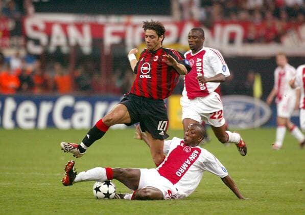 Rui Manuel Costa (li., Milan) gegen Hatem Trabelsi (Ajax) Fußball EC 1 Herren Champions League 2002 2003, AC Mailand - Ajax Amsterdam 3:2, Viertelfinale, Gruppe Mailand Dynamik,