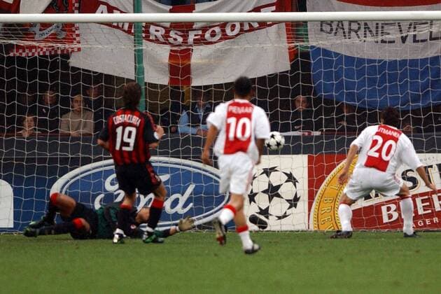 Jari Litmanen (re., Ajax) erzielt den Treffer zum 1:1-Ausgleich Fußball EC 1 Herren Champions League 2002 2003, AC Mailand - Ajax Amsterdam 3:2, Viertelfinale, Totale Mailand