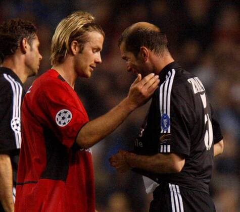 David Beckham (ManU, li.) muß nach Spielende die Überlegenheit von Zinedine Zidane (Real) anerkennen Fußball EC 1 Herren Champions League 2002 2003, Manchester United - Real Madrid 4:3, Viertelfinale, Vdig Gruppe Manchester Harmonie Enttäuschung