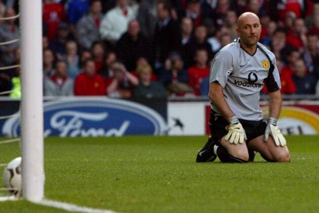 Torwart Fabien Barthez (ManU) hat soeben einen Gegentreffer kassiert Fußball EC 1 Herren Champions League 2002 2003, Viertelfinale, Manchester United, Vdig Einzelbild Manchester Enttäuschung,