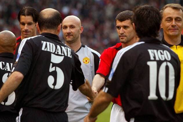 Shakehands der Weltstars - Roy Keane (ManU, 2. v. re.) begrüßt Zinedine Zidane (Real Madrid), daneben Luis Figo, Torwart Fabien Barthez und Ruud van Nistelrooy Fußball EC 1 Herren Champions League 2002 2003, Manchester United - Real Madrid 4:3, Viertelfinale, Vdig Gruppe Manchester