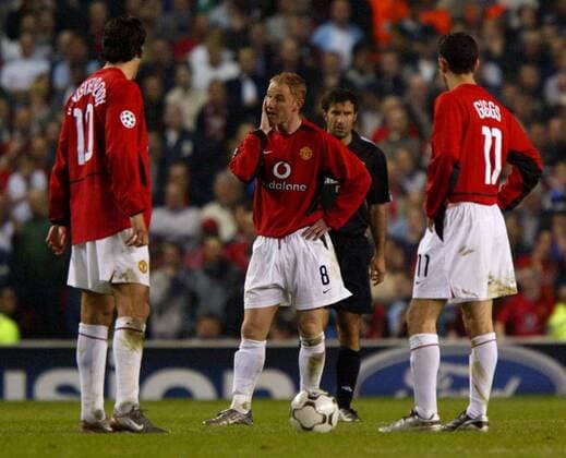 Die ManU-Offensivabteilung steht ratlos am Anstoßkreis, v. li.: Ruud van Nistelrooy, Paul Scholes, Ryan Giggs Fußball EC 1 Herren Champions League 2002 2003, Viertelfinale, Manchester United, Vdig Gruppe Manchester Skepsis, Enttäuschung