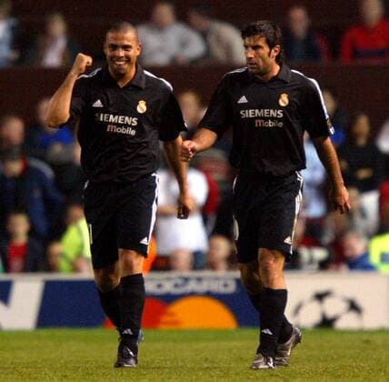Ronaldo (li.) und Luis Figo (beide Real) jubeln Fußball EC 1 Herren Champions League 2002 2003, Manchester - Real Madrid 4:3, Viertelfinale, Vdig Gruppe Manchester Freude,