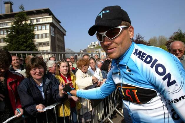 Jan Ullrich (Deutschland Coast) verteilt Autogramme Radsport Herren 67. Wallonischer Pfeil 2003, Straßenradsport, Rad, Straße Gruppe Charleroi - Huy