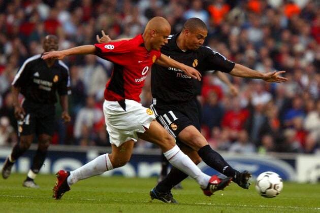 Ronaldo (Real, re.) gegen Wesley Brown (ManU) Fußball EC 1 Herren Champions League 2002 2003, Manchester United - Real Madrid 4:3, Viertelfinale, Vdig Gruppe Manchester Dynamik,
