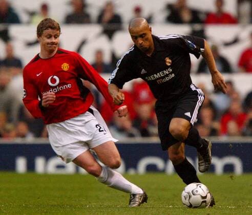 Roberto Carlos (Real, re.) gegen Ole Gunnar Solskjaer (ManU) Fußball EC 1 Herren Champions League 2002 2003, Manchester United - Real Madrid 4:3, Viertelfinale, Vdig Gruppe Manchester Dynamik,