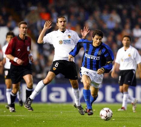 Javier Zanetti (vorn, Inter) entwischt Ruben Baraja (Valencia) -  Fußball EC 1 Herren Champions League 2002 2003, Viertelfinale, CF Valencia - Internazionale Mailand 2:1, Vdig Gruppe Valencia Dynamik,