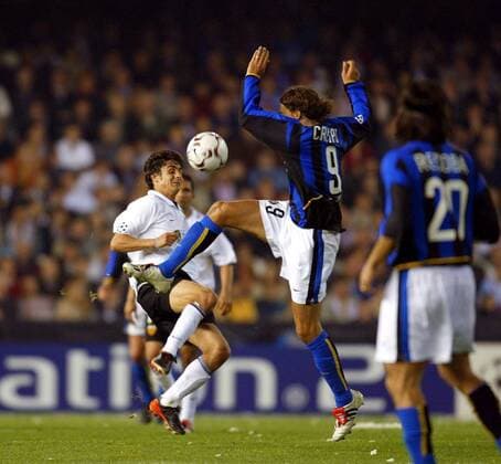 Pablo Aimar (li., Valencia) gegen Hernan Crespo (Inter) -  Fußball EC 1 Herren Champions League 2002 2003, Viertelfinale, CF Valencia - Internazionale Mailand 2:1, Vdig Gruppe Valencia Dynamik, Kampf,