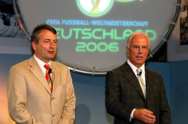 Franz Beckenbauer (re., Präsident des Organisationskomitees für die Weltmeisterschaft 2006) und Wolfgang Niersbach (geschäftsführender Vizepräsident im Organisationskomitee, beide Deutschland) während der Pressekonferenz Fußball WM Herren Organisationskomitee 2003, Pressetermin Gruppe Nürnberg