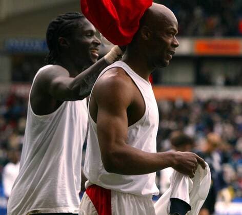 Sylvain Wiltord (Arsenal, re.) und Augustine Okocha (Bolton) tauschen ihre Trikots Fußball Herren English Premier League 2002 2003, 1. Englische Liga, Bolton Wanderers - Arsenal London 2:2, Vdig, Gruppe Bolton