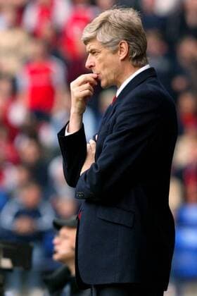 Trainer Arsene Wenger (Arsenal) nachdenklich Fußball Herren English Premier League 2002 2003, 1. Englische Liga, Bolton - Arsenal London 2:2, Vdig, Einzelbild Bolton Nachdenklichkeit,