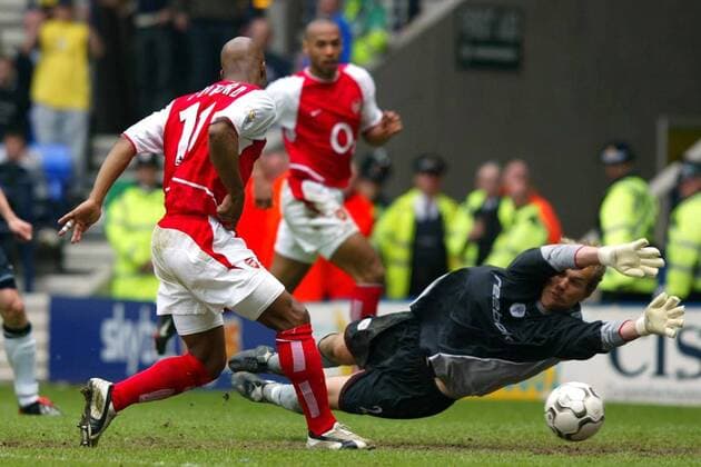 Torwart Jussi Jääskeläinen (Bolton, re.) gegen Wiltord (Arsenal) Fußball Herren English Premier League 2002 2003, 1. Englische Liga, Bolton Wanderers - Arsenal London 2:2, Vdig, Gruppe Bolton Dynamik,
